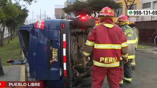 Pueblo Libre: miniván se volcó tras choque al costado del colegio Elvira García dejando dos heridos