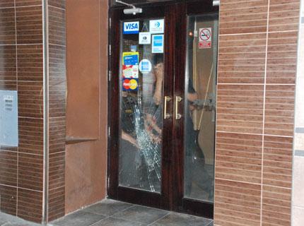 Se pasa de copas y arma escándalo en karaoke de San Borja