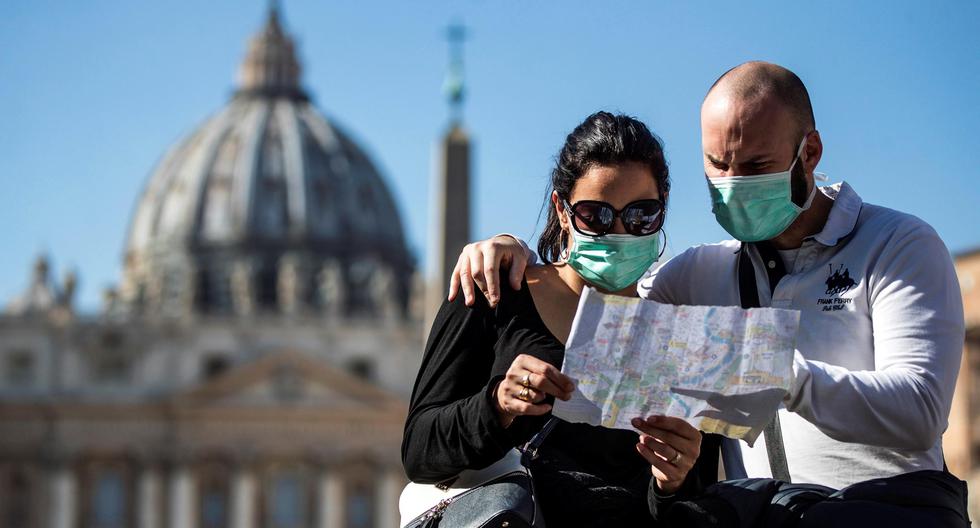 Una pareja de turistas con máscaras faciales sanitarias visita la Plaza de San Pedro, este lunes en el Vaticano. (Foto: EFE)