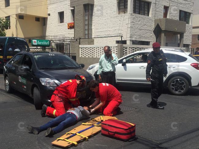 Arequipa: Automóvil atropella motociclista en Vallecito