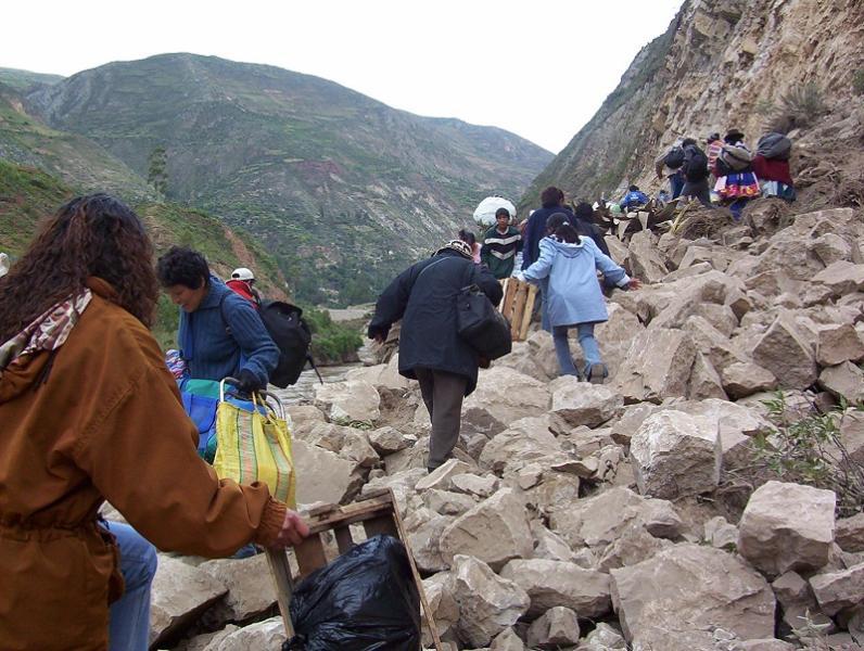 Alertan riesgo de deslizamiento y declaran emergencia en cerro de San Mateo