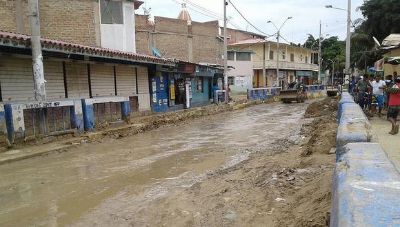 Piura: Comuna de Paita extrae volquetadas de lodo en forma diaria