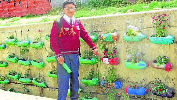 ​Escolares cultivan flores en macetas de botellas recicladas 