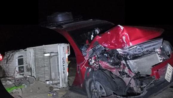 Camión blanco VAV-870 colisionó contra una camioneta roja de placa VAT-413 en la vía de Moquegua a Arequipa. (Foto: Difusión)