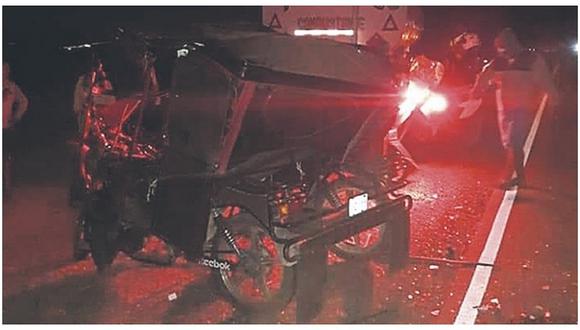 Tres pasajeros salvan de morir al chocar mototaxi contra cisterna en Lambayeque 