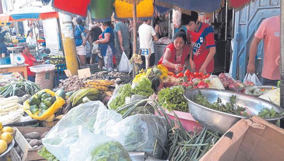 Tiene la inflación anual más alta del país y las familias necesitan S/2 mil al mes para solventar gastos de alimentos, bebidas no alcohólicas y transporte. Además, precios de los productos en mercados no bajan por especulación, desorden en mayoristas y delincuencia, señala el presidente del IEE , Francisco Huerta Benites.