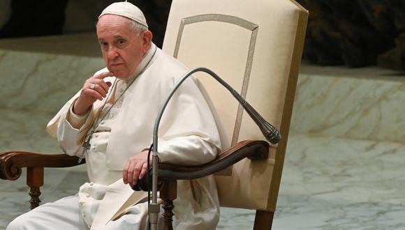 El Papa Francisco observa durante la audiencia general semanal del 15 de diciembre de 2021 en el salón Pablo VI en el Vaticano. (Foto de Andreas SOLARO / AFP)