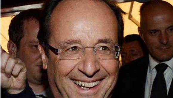 Hollande intensifica su agenda tras sufrir una caída de popularidad