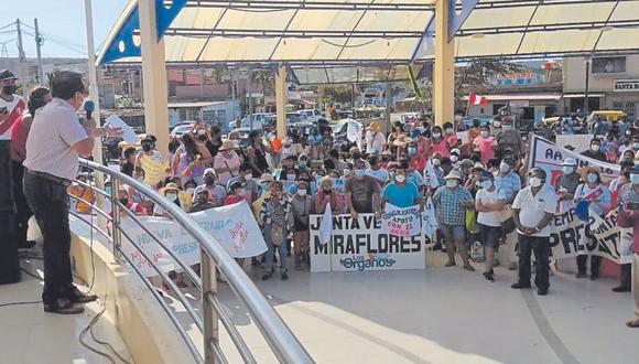 Población y autoridades se reunieron para buscar soluciones por la falta de agua potable en el distrito.