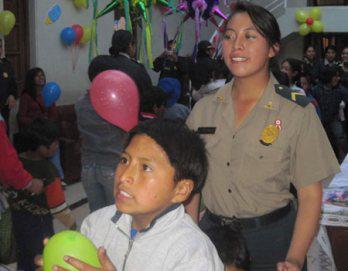 Niños chamba son agasajados por PNP