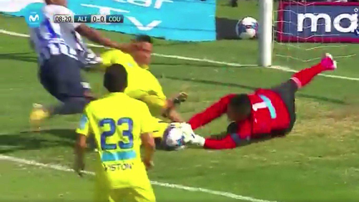 Alianza Lima vs Comerciantes Unidos: Arquero soltó el balón y casi llega el primero de los íntimos