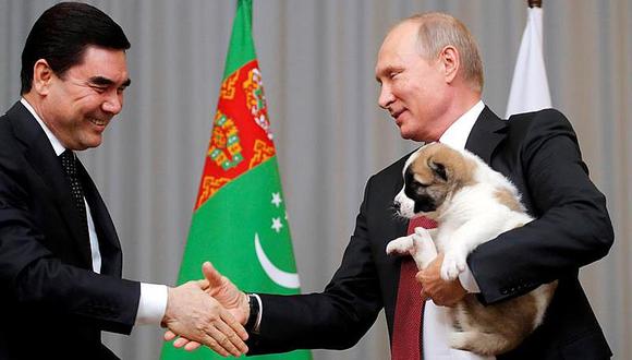 Presidente de Turkmenistán es criticado por regalarle un cachorro a Vladimir Putin