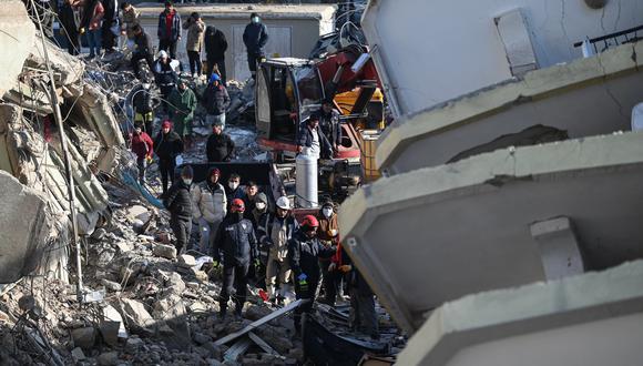 Los rescatistas realizan operaciones de búsqueda entre los escombros de los edificios derrumbados en Kahramanmaras, el 9 de febrero de 2023, tres días después de que un terremoto de magnitud 7,8 azotara el sureste de Turquía. (Foto de OZAN KOSE / AFP)