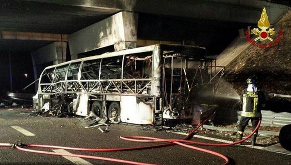 Al menos 16 muertos en accidente de autobús con jóvenes en Italia