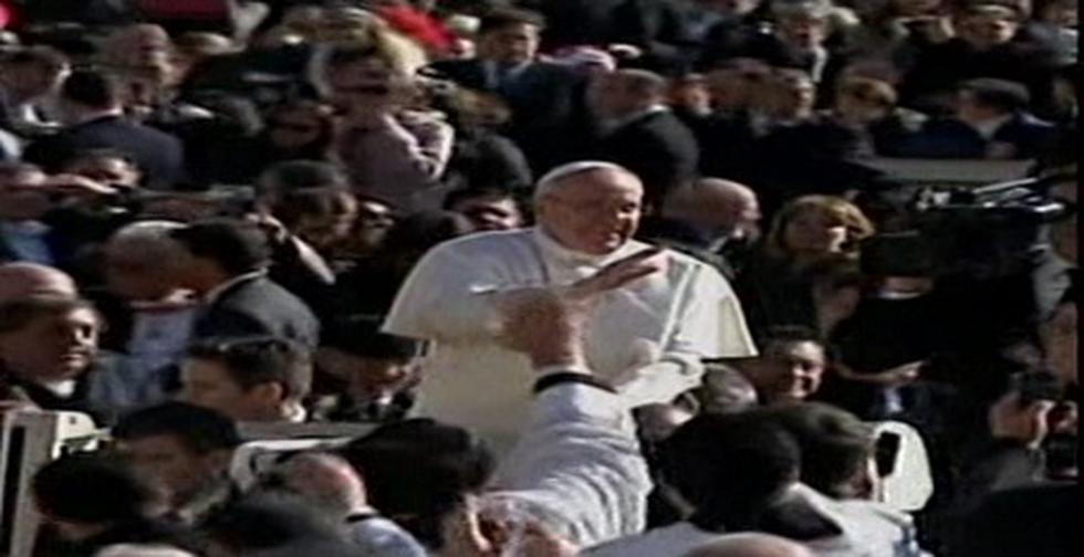 Papa Francisco llega a plaza San Pedro para iniciar su pontificado