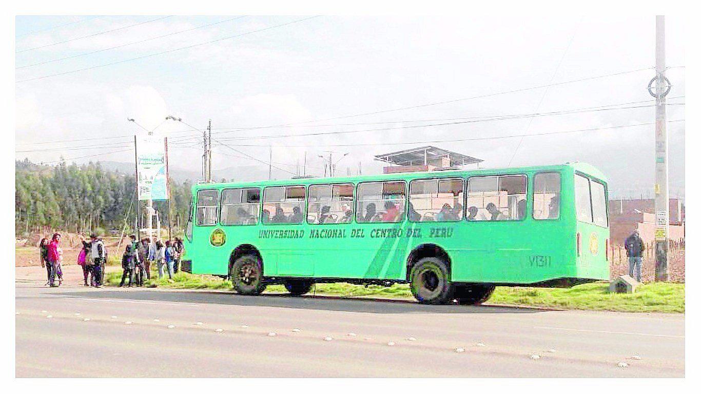 ​Estudiantes pasan susto cuando bus de UNCP casi arde en Carretera Central (VIDEO)