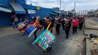 Banda de músicos acompaña a comerciantes que protestan en Arequipa (EN VIVO)