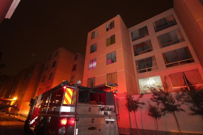 Fuego casi consume condominio en San Luis 