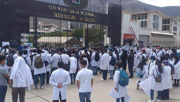 Universitarios protestan por falta de clases en la Unheval/ Foto: Correo
