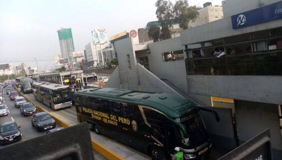 Bus de la PNP invade vía exclusiva y provoca gran congestión a la altura de estación Javier Prado(Captura: Canal N)