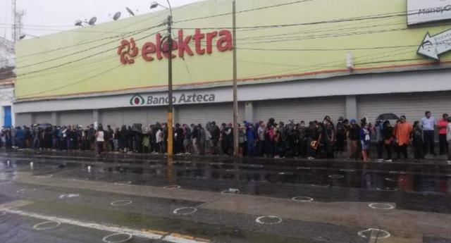 Iquitos: Pobladores se aglomeran en largas colas por fuerte lluvia. (Foto cortesía: Iquitos Al Rojo Vivo)