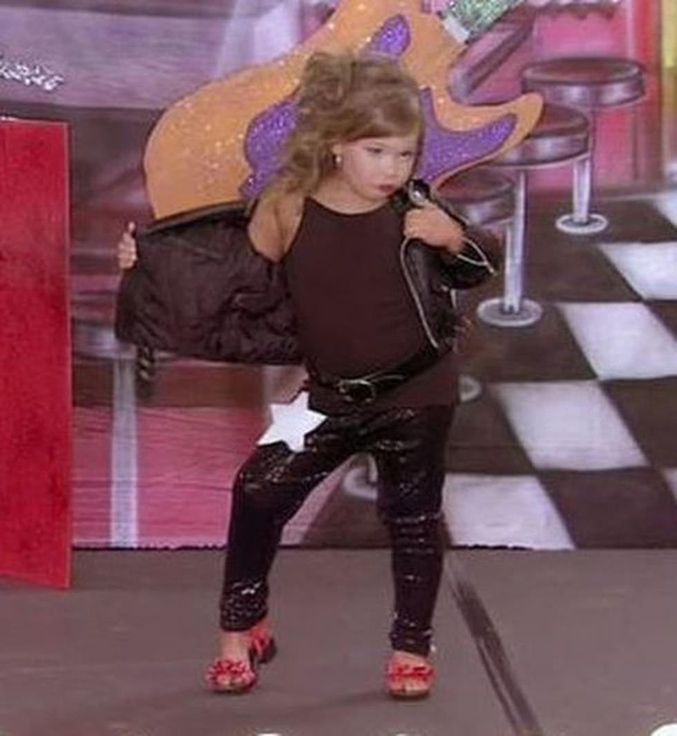 Fotos: Niña de 4 años causa polémica por "fumar" en televisión