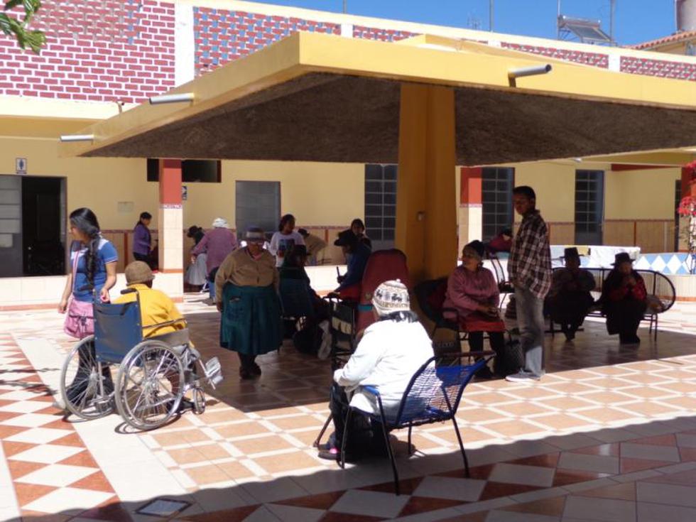 Ancianos viven en el asilo en total abandono de familiares