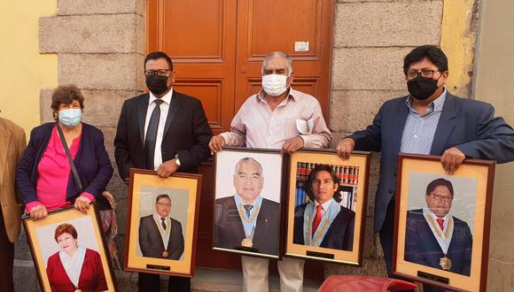 Exdecanos retiran sus fotos del auditorio del ICAT en protesta contra actual directiva y exigen elecciones en gremio de abogados.