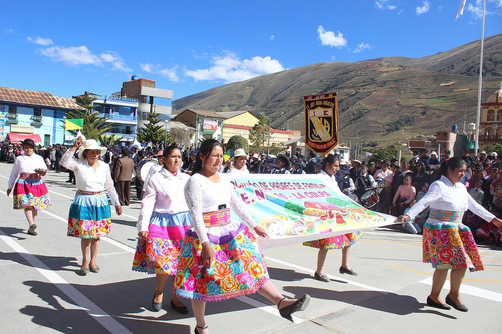 ​Niños visten camiseta peruana y escolta luce de rojo y blanco en desfile (FOTOS)