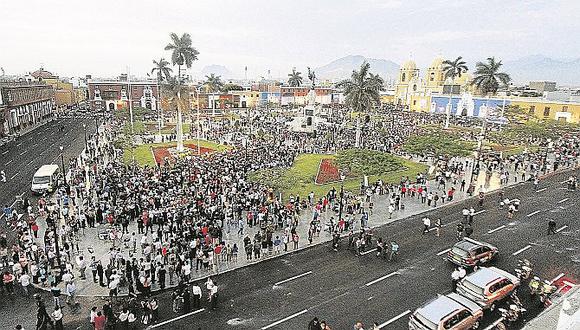 Elidio Espinoza inaugura la Plaza de Armas de Trujillo en medio de críticas
