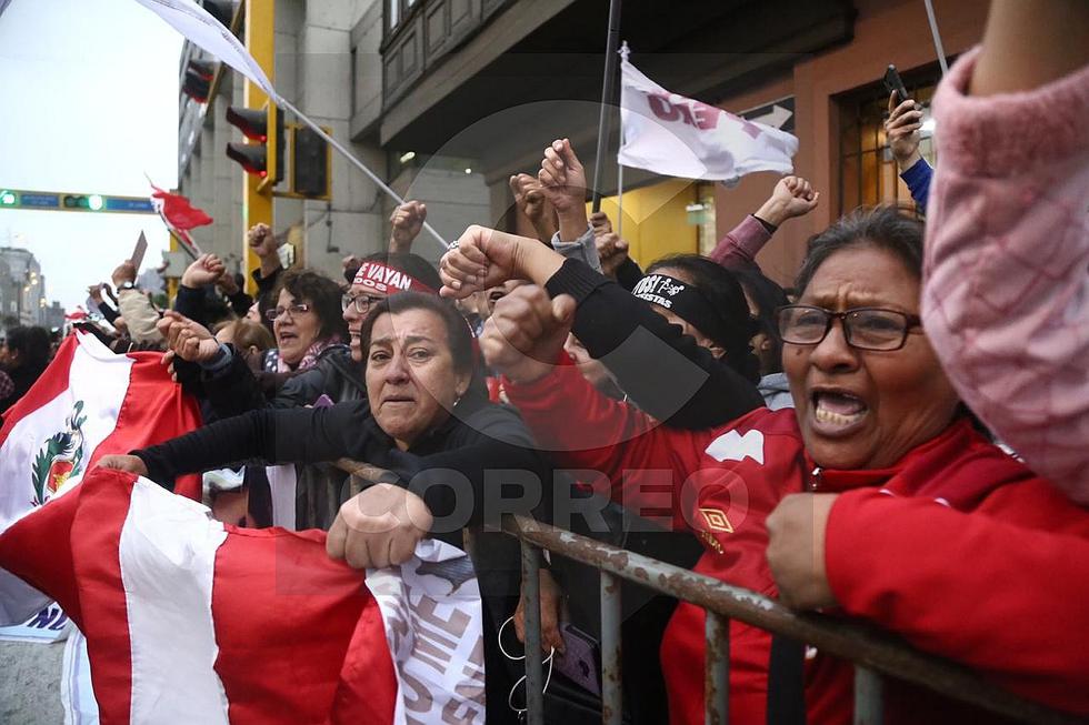 Cierre del Congreso: así reaccionaron en las calles tras el anuncio de Martín Vizcarra (GALERÍA)