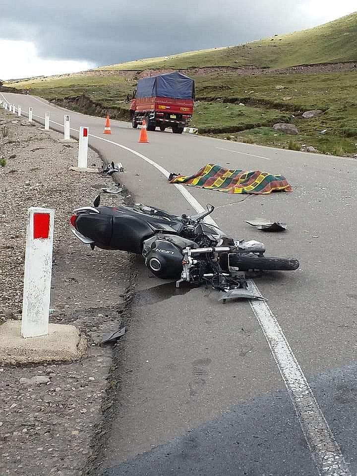 Joven muere al chocar moto lineal contra auto 