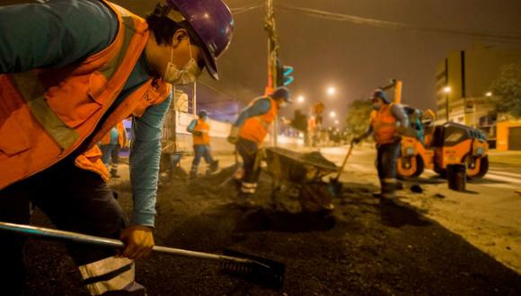 Obreros iniciaron la reparación de baches, fisuras y hundimientos en la pista. (Foto: Municipalidad de Lima)
