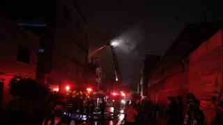 San Juan de Lurigancho: un gran incendio destruye fábrica de productos químicos y se expande a casas contiguas