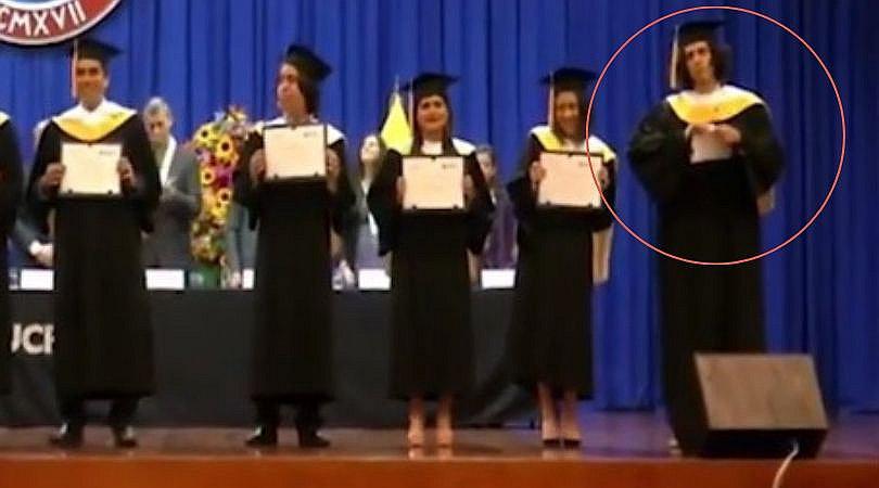 Egresado de una universidad rompe su diploma en ceremonia de graduación (VIDEO)