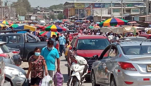 Ambulantes tomaron la avenida Sánchez Cerro para vender sus productos y hasta pirotécnicos ofrecían.