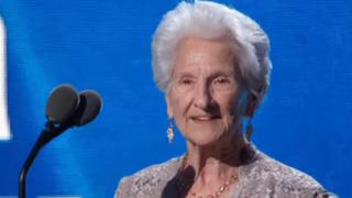 Cantante de 95 años protagonizó el momento más emotivo de los Latin Grammy: “Nunca es tarde” (VIDEO)