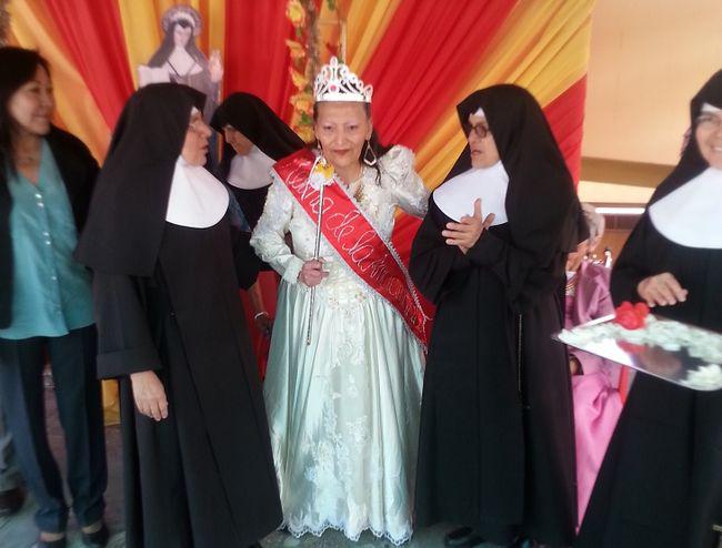 Arequipa: Ancianitos del asilo Lira coronaron a su "reina"