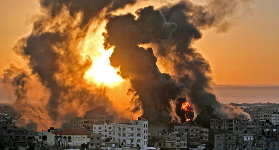 Un incendio se desata al amanecer en Khan Yunish luego de un ataque aéreo de Israel contra objetivos en el sur de la Franja de Gaza. (Foto de YOUSSEF MASSOUD / AFP).