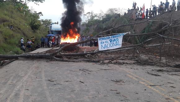 Enardecidos manifestantes tienen bloqueada la carretera Fernando Belaunde, en Huánuco, desde el último sábado. La PNP se ha visto impedida de abrir el paso por falta de logística y personal./Foto: Alejandro Alminco