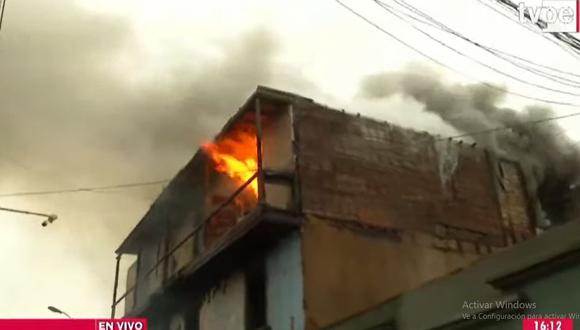 El incendio tiene código y más de 10 unidades de los Bomberos atienden la emergencia. (TV Perú)