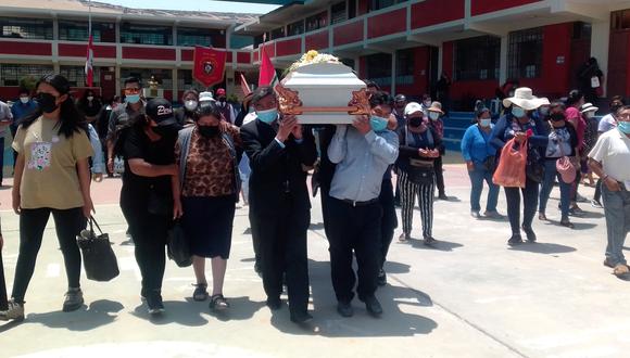 Familiares y colegas llevaron al profesor al colegio Don José de San Martín donde se desempeñaba en los últimos años. (Foto: GEC)