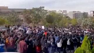 Irán: manifestantes se congregan frente a tumba de Mahsa Amini pese a amenazas