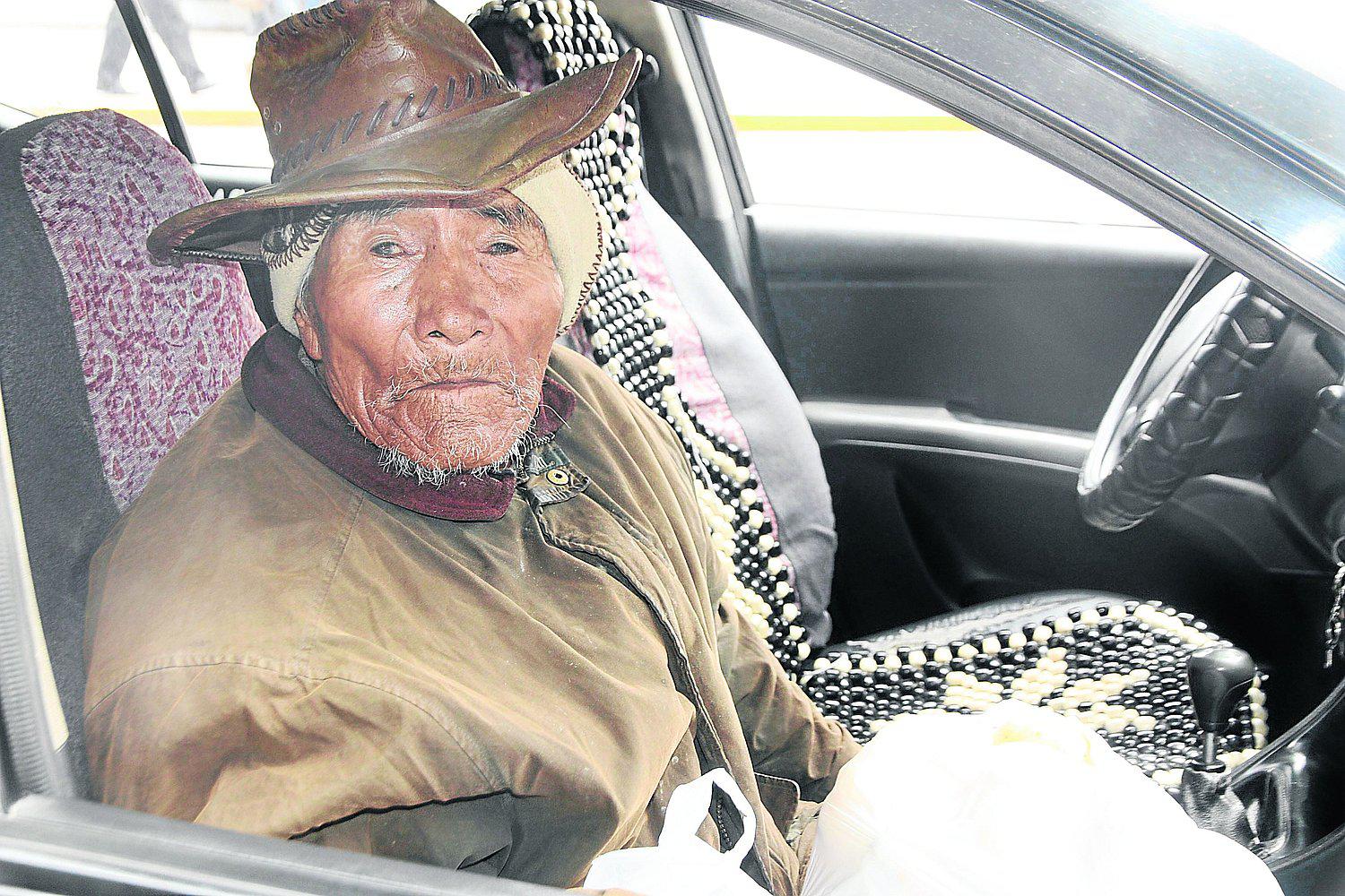 Anciano fue abandonado en la calle por sus malos hijos en Puno