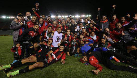 Cuadro rojinegro celebró clasificación a octavos de final de la Copa Sudamericana. (Foto: Leonardo Cuito)