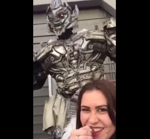 Robot de Megatron le negó selfie a joven (Video)
