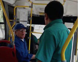 Pasajeros se enfrentan en discusión con cobrador por alza de pasajes (VIDEO)