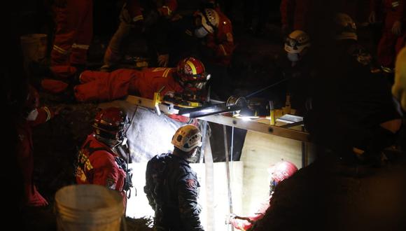 Los bomberos siguen trabajando para sacar el cuerpo del niño que cayó a un profundo pozo en el Cercado de Lima. (Foto: César Bueno)