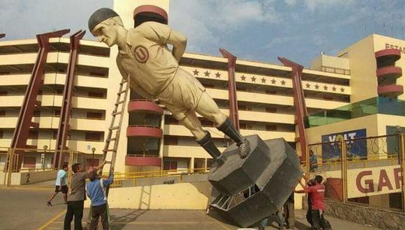 Universitario: Retiran estatua de Lolo Fernández de entrada del estadio Monumental
