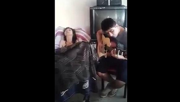 ​Facebook: este es el conmovedor canto de un joven a su madre enferma (VIDEO)